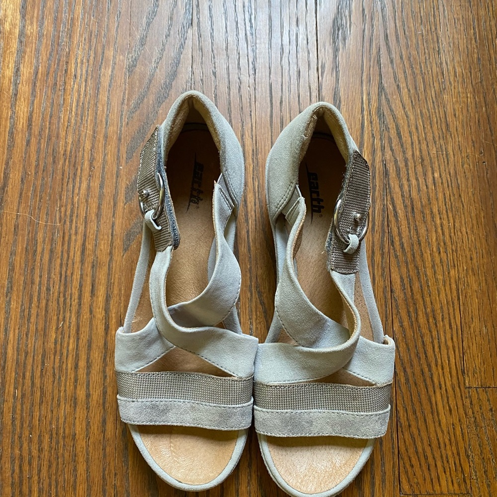 Earth Hibiscus Light Grey Metallic Suede Sandal
